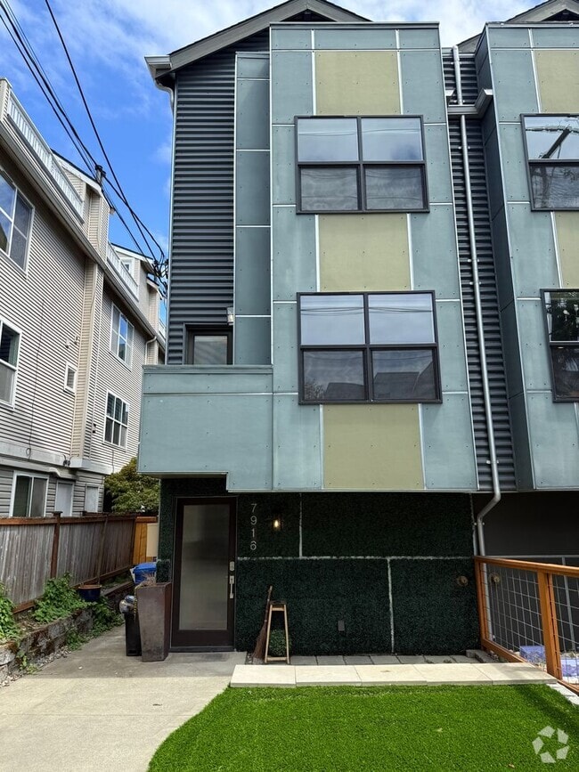 Building Photo - 7916 Ashworth Ave N