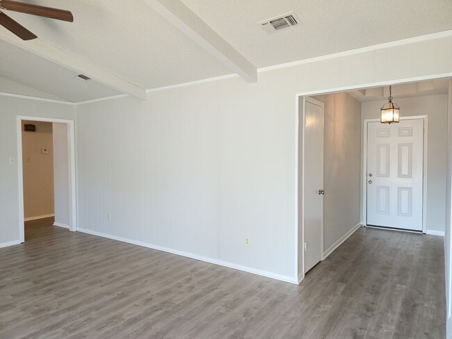 Building Photo - 3/2 Hewitt Home