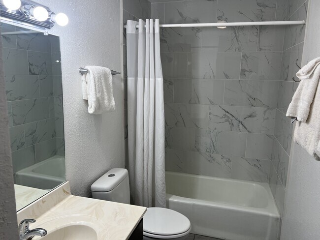 Foto del edificio - 504 Excalibur Rd