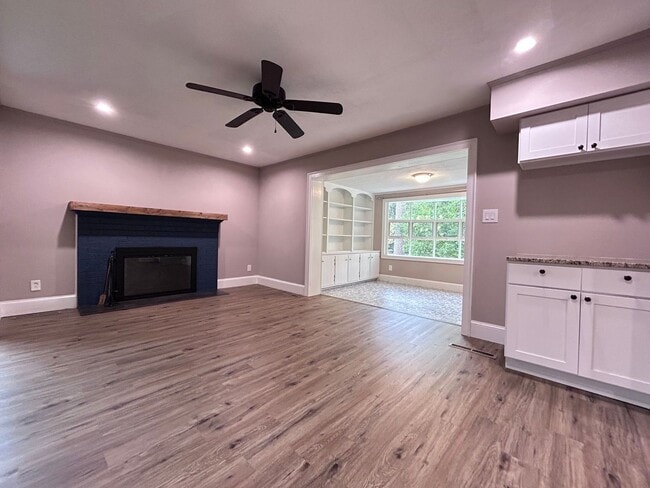 Building Photo - Charming Waterfront Home in Sought-After Chesopeian Colony "ASK ABOUT OUR ZERO DEPOSIT"