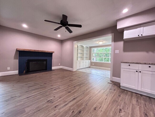 Foto del edificio - Charming Waterfront Home in Sought-After Chesopeian Colony "ASK ABOUT OUR ZERO DEPOSIT"