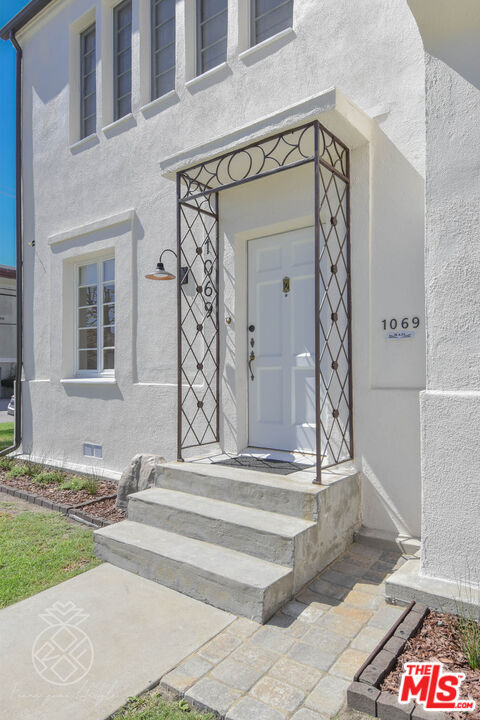 Foto del edificio - 1069 S Holt Ave