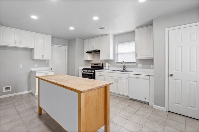 Foto del edificio - 4806 Quiet Canyon Dr
