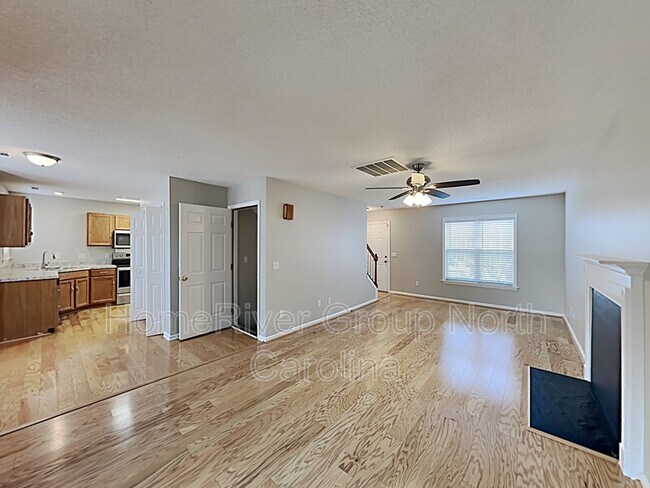 Foto del edificio - 6371 Averlan Dr