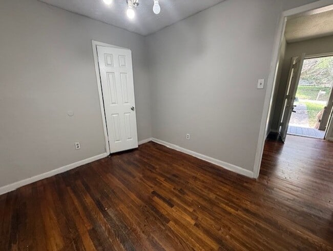 Building Photo - Charming 3 Bedroom Home on Secluded Street – Available Now!