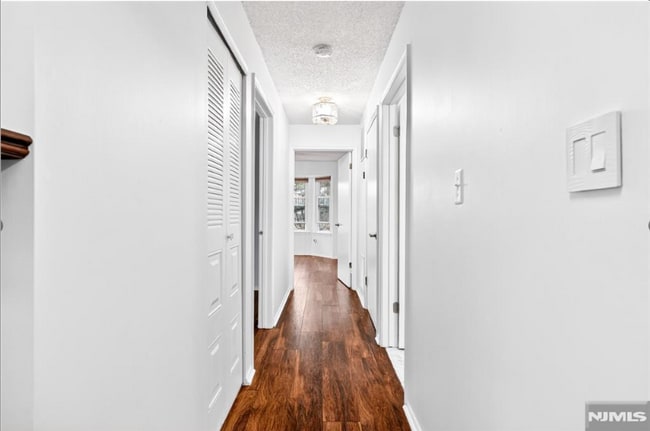 Building Photo - 556 Holly Ct