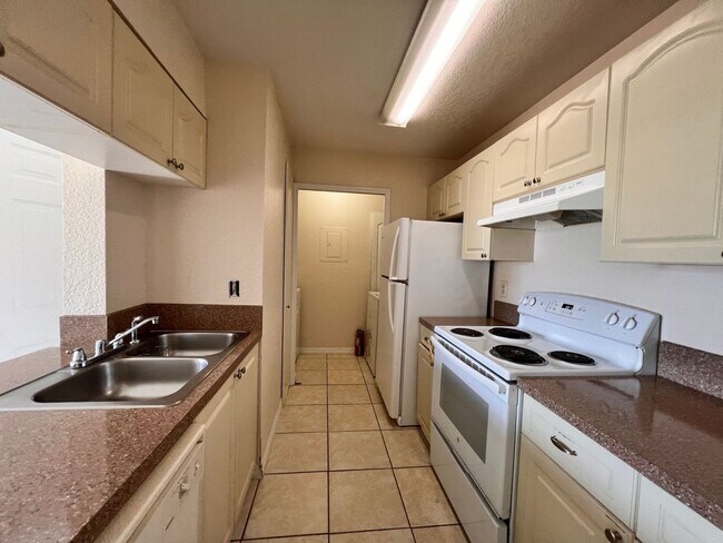 Building Photo - 2550 N Alafaya Trail