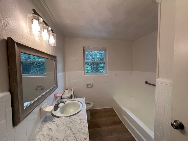 Building Photo - For Rent – $1,200/month | 2 Bed | 1 Bath