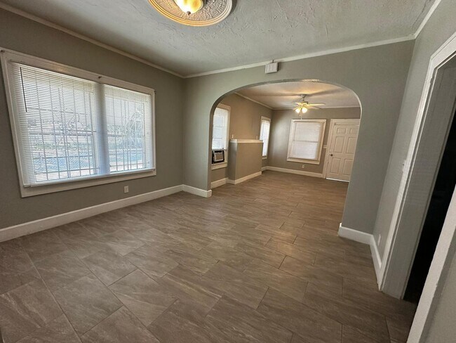 Foto del edificio - 2/1 in Historic uptown St Pete with FL room !
