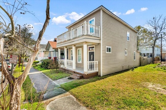 Building Photo - Beautiful 4 bedroom home downtown