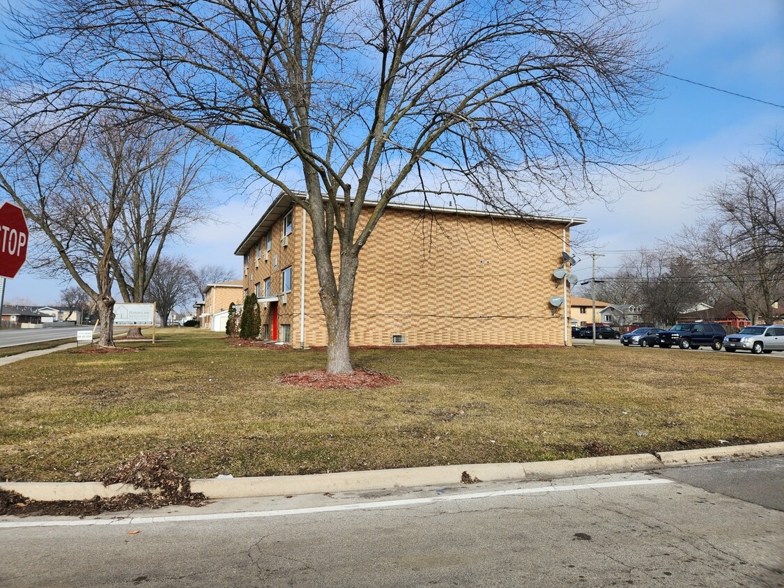 Building Photo - 2355 Lewis Ave