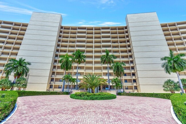 Foto del edificio - 134 Lakeshore Dr