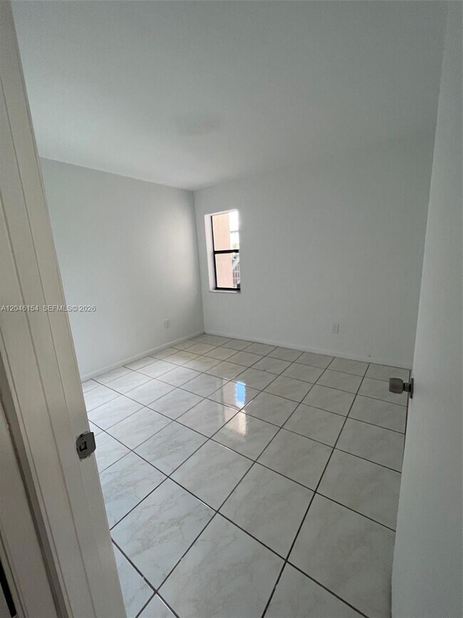 Building Photo - 852 NE 209th St