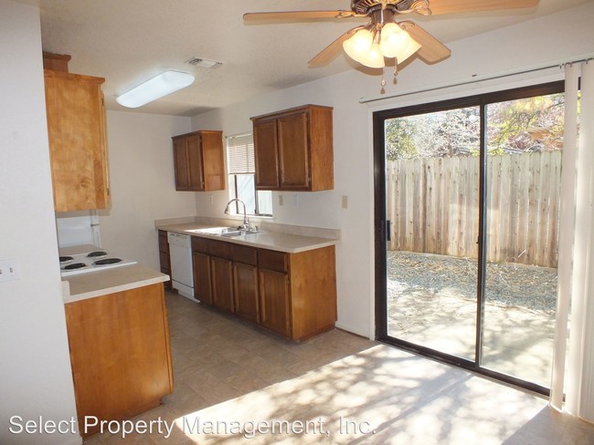Building Photo - 2641 La Crescenta Dr