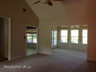 Building Photo - 204 Carriage Hills Cir