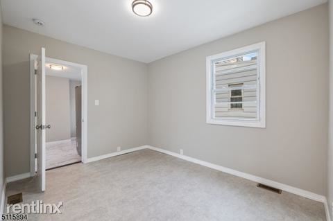 Foto del edificio - 3 br, 2 bath House - 666 Maple Ave