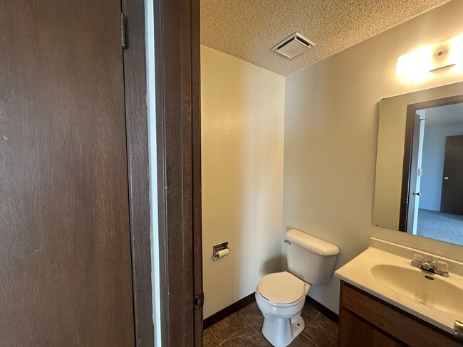 Foto del edificio - Two Bedroom, One and Half Bathroom Townhom...