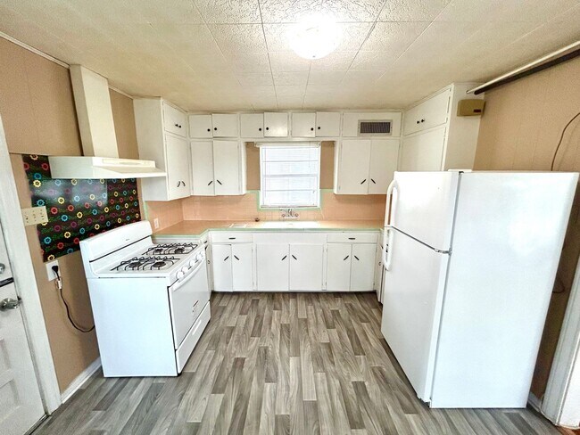 Building Photo - **COMING SOON** Lovely 2 Bedroom / 1 Bath ...