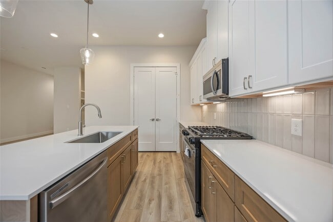 Building Photo - 6112 De Campo St