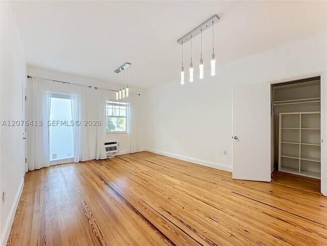 Foto del edificio - 2463 Pine Tree Dr