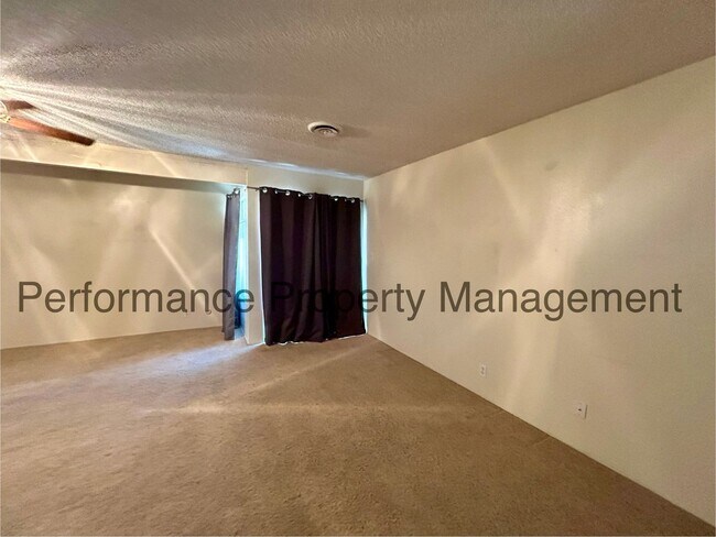 Building Photo - Spacious 3 Bed/2 Bath NE Bakersfield Home ...
