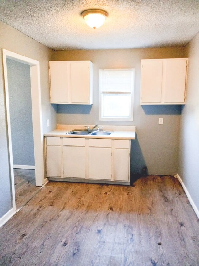 Foto del edificio - Handyman Special $0 First Month's Rent / “...