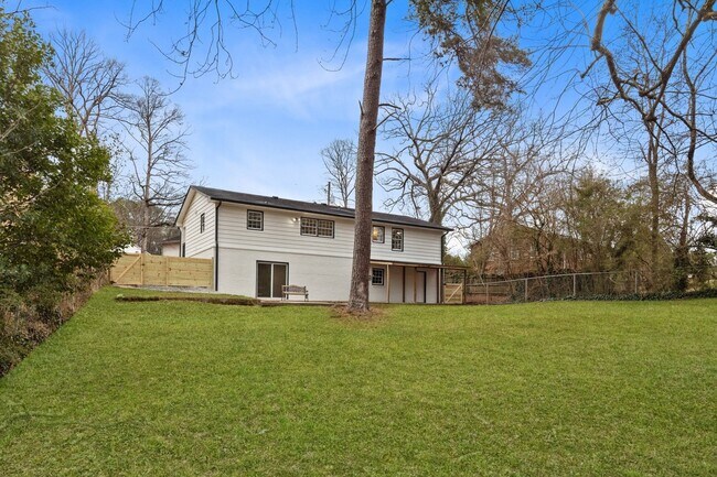 Foto del edificio - 2347 Greenway Dr