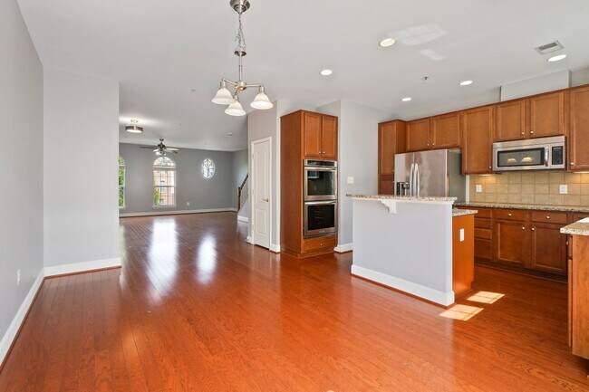 Foto del edificio - 3 BEDROOM, 4 BATHROOM TOWNHOME AVAILABLE MARCH 15th SUMMERFIELD RESIDENCES AT VICTORY PROMENADE!