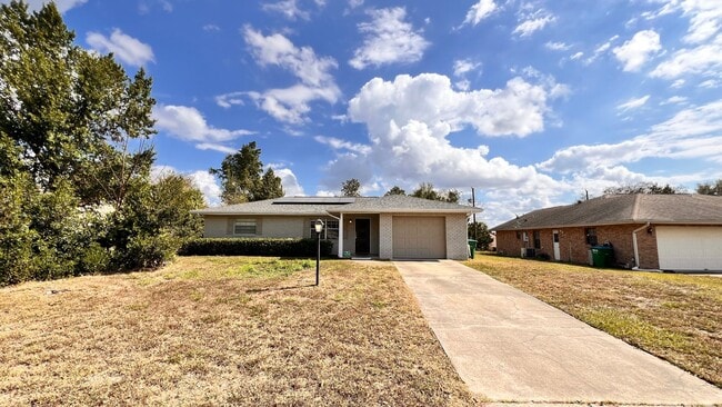 Foto del edificio - Charming 2-Bedroom Home with Solar Panels ...