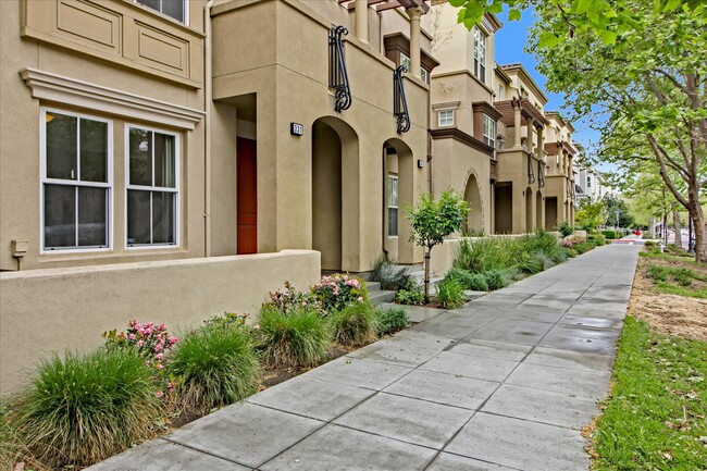 Building Photo - 331 W Evelyn Ave