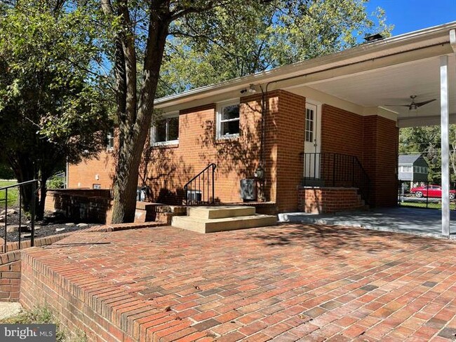 Foto del edificio - 11748 Crestwood Ave N