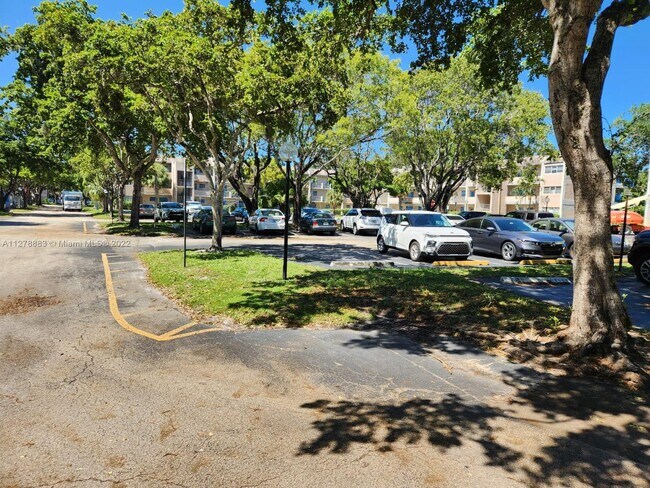 Foto del edificio - 8331 Sands Point Blvd