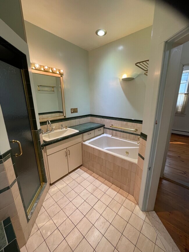 Baño completo en la planta alta - 950 Western Ave