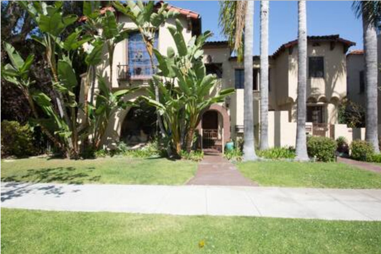 Hermoso edificio de estilo español - 438 Smithwood Dr