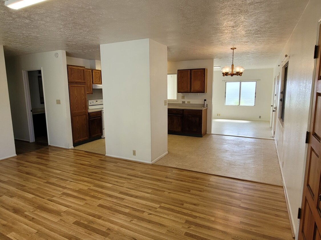 Foto principal - LARGE Single Family Home - 3/2 with PV pan...