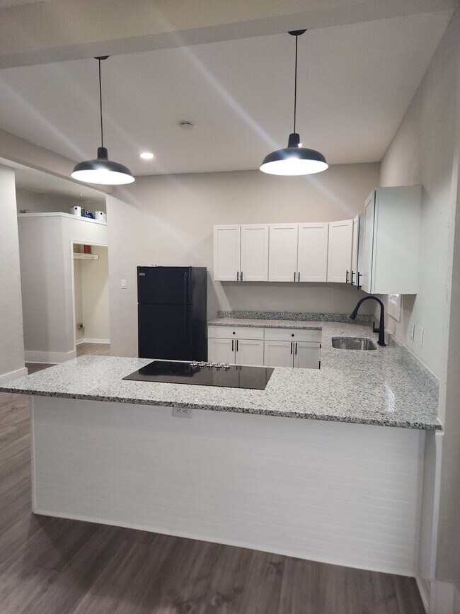 Foto del edificio - Quadplex - Remodeled 2 BR Unit Available Now.