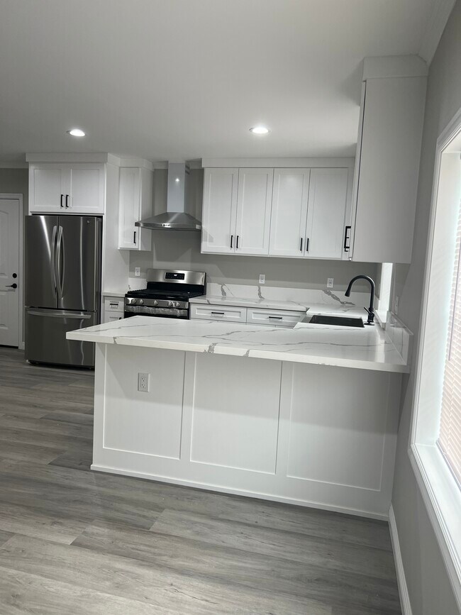 Kitchen view from peninsula - 808 E La Deney Ct