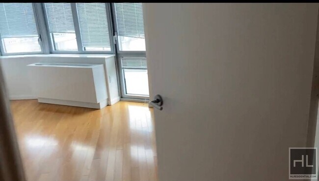 Foto del edificio - 5241 Center Blvd Long Island City, NY 11101