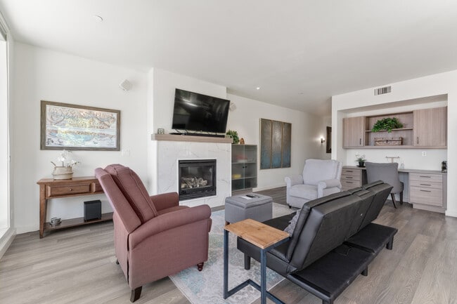 Building Photo - 2220 W Woodin Ave