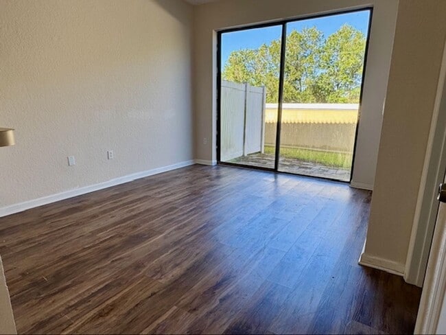 Foto del edificio - Peaceful 4 Bedroom 3 Full Bath Townhome In...