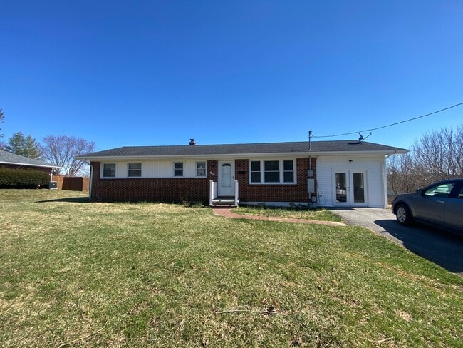 Building Photo - CHRISTIANSBURG, 3 BR / 1 BA, AVAILABLE