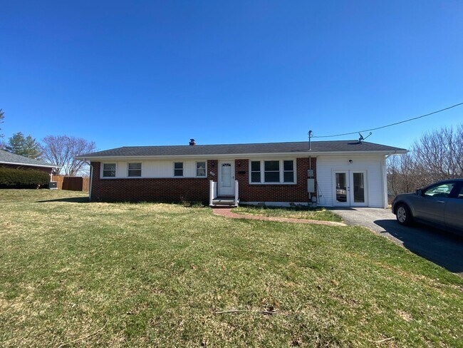 Foto del edificio - CHRISTIANSBURG, 3 BR / 1 BA, AVAILABLE