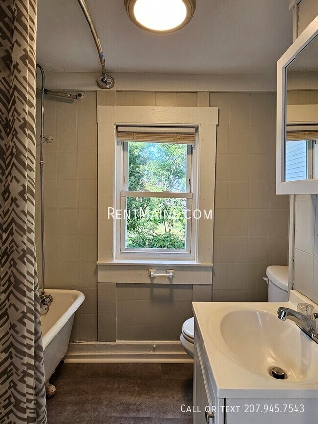 Building Photo - 27 Elm St