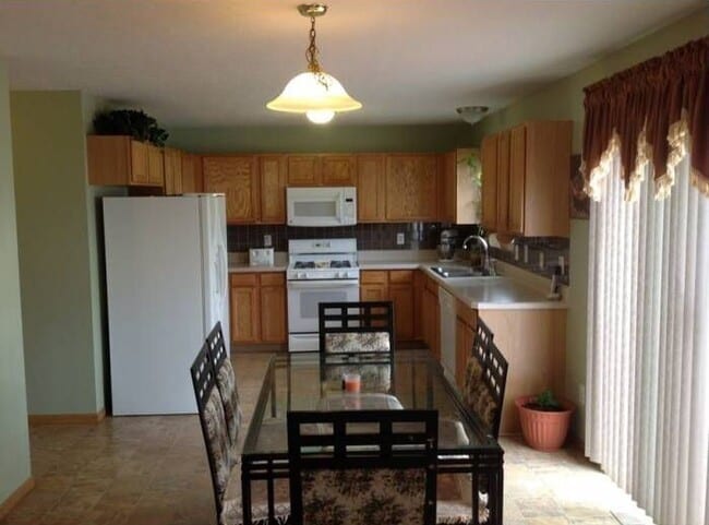 Building Photo - 8575 Fernbrook Dr
