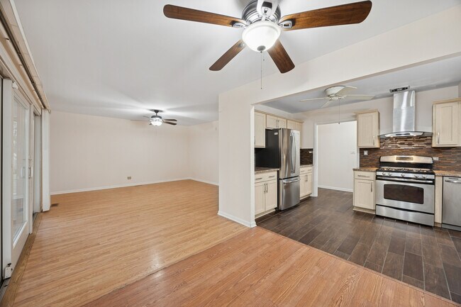 Foto del edificio - 21W225 Coronet Rd