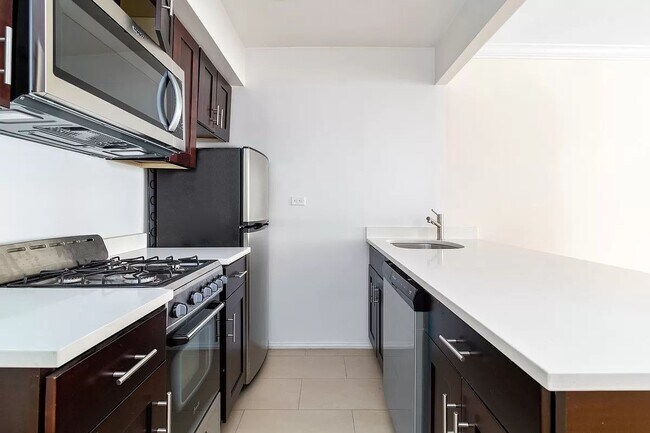 Foto del edificio - 329 W 14th St