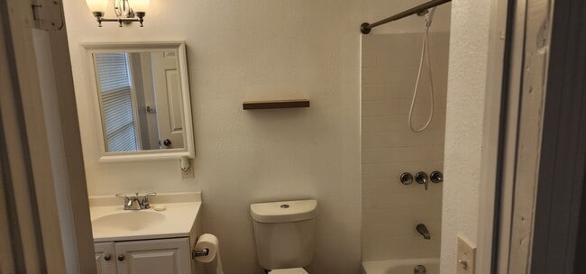 Building Photo - 4 Bedroom; 2 Bath home with Central Heatin...