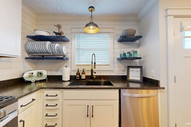 Building Photo - 512 Camp Ct