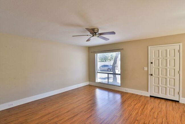 Building Photo - South Pointe Townhome