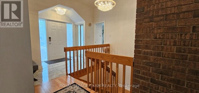 Building Photo - 8 Swans Way S
